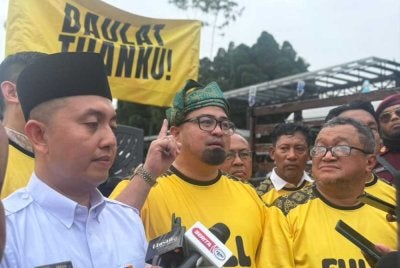 Mohamed Sukri (tengah) ketika sidang media selepas Himpunan Daulat Tuanku di pekarangan SUK Selangor di sini pada Sabtu. - Foto: Facebook Pemuda Pas 