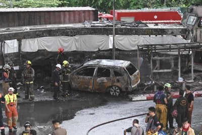 Anggota bomba dan penyelamat berada di lokasi selepas kemalangan kereta api bertembung dengan sebuah bas berhampiran Stesen Makkasan Airport Rail Link di Bangkok pada Sabtu. Foto AFP