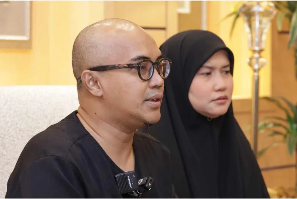 Ezad Lazim dan isterinya, Zeana Ramli. Foto TH
