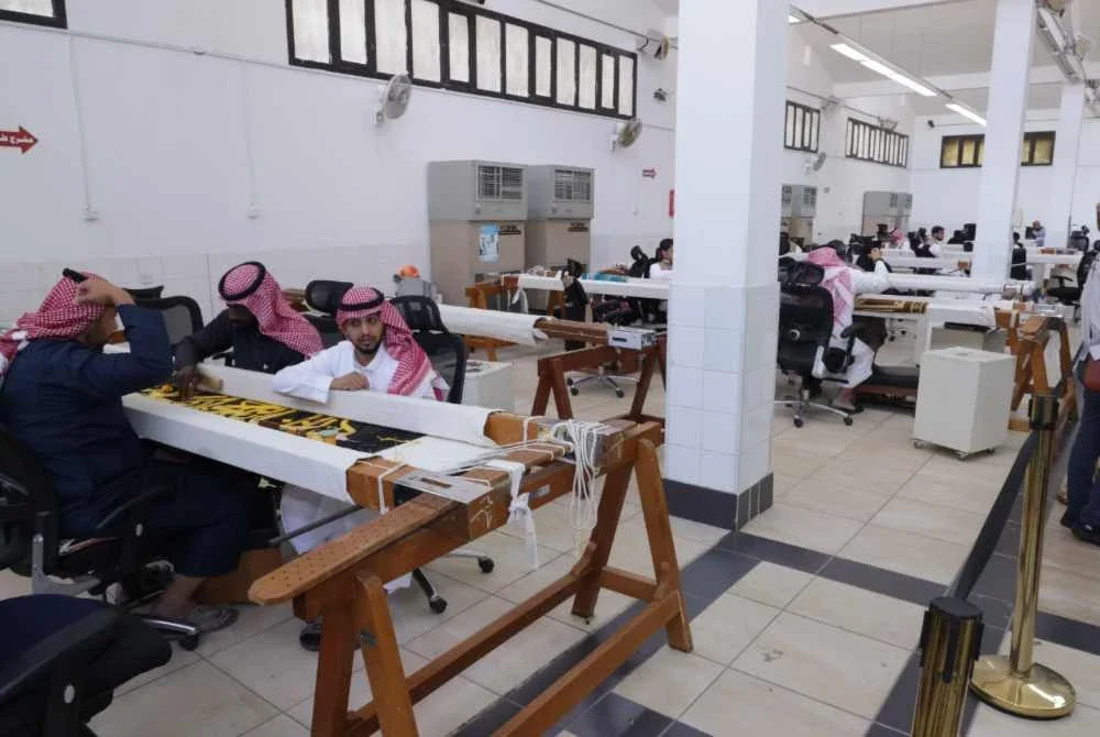 Setiap huruf dan helaian kiswah disiapkan dengan penuh tertib. Foto TH