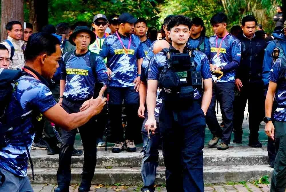 Tengku Mahkota Pahang Tengku Hassanal Ibrahim Alam Shah Al-Sultan Abdullah Ri'ayatuddin Al-Mustafa Billah Shah memulakan pendakian ke Gunung Kinabalu sempena Ekspedisi Mahkota Borneo baru-baru ini.
