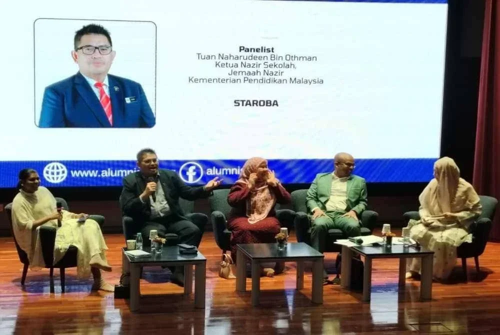 Naharudeen (dua dari kiri) ketika bercakap dalam Forum “Respect vs Fear: Shaping Positive Traditions in SBPs Without Crossing Into Bullying di Perpustakaan Raja Tun Uda, Shah Alam pada Ahad.
