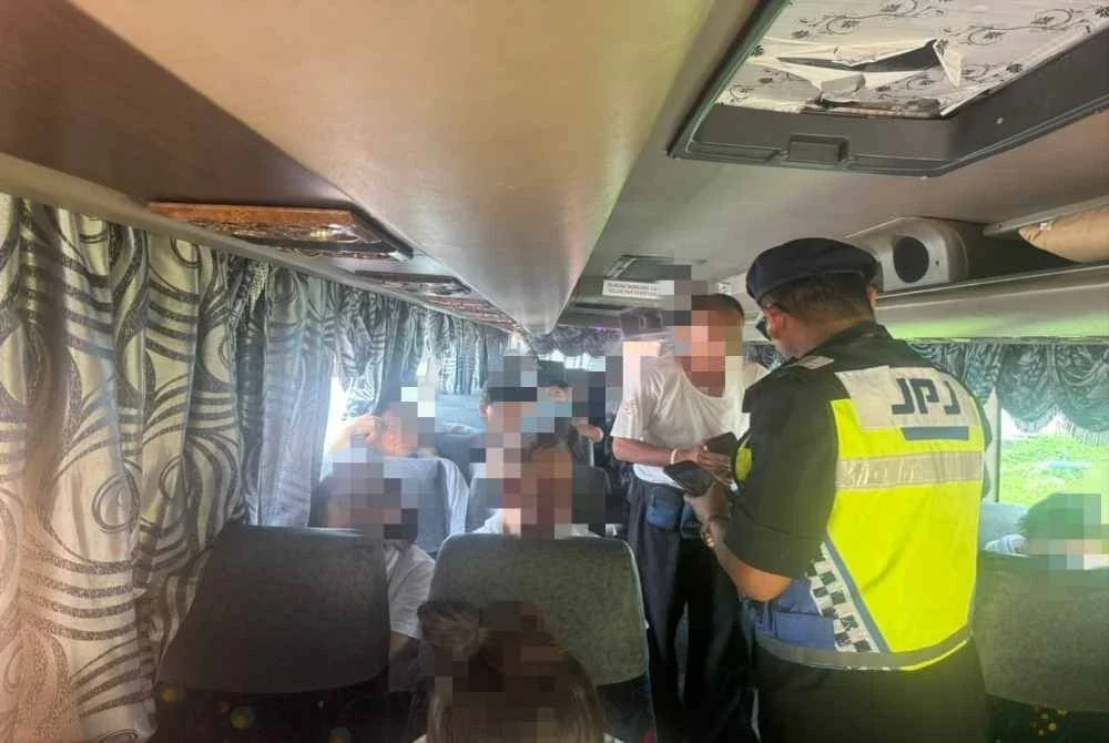Bas sekolah disyaki membawa penumpang bagi tujuan upacara pengebumian.