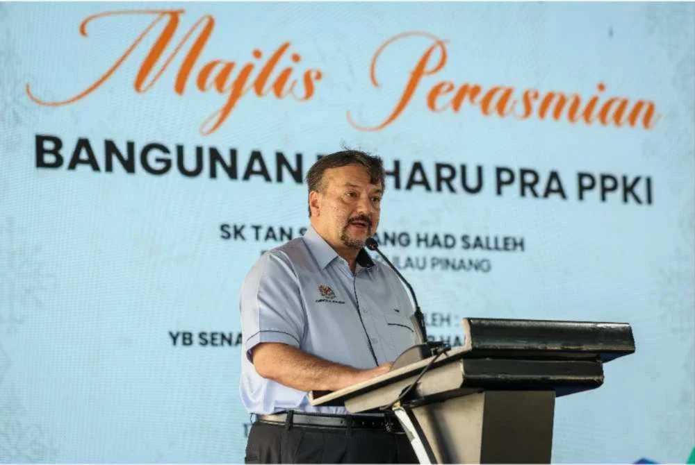 Menteri Kewangan II, Datuk Seri Amir Hamzah Azizan menyampaikan ucapan pada Majlis Perasmian dan Penyerahan Blok Tambahan Kelas Prasekolah Program Pendidikan Khas Integrasi (PPKI) di Sekolah Kebangsaan Tan Sri Awang Had Salleh di sini hari ini. Foto Bernama