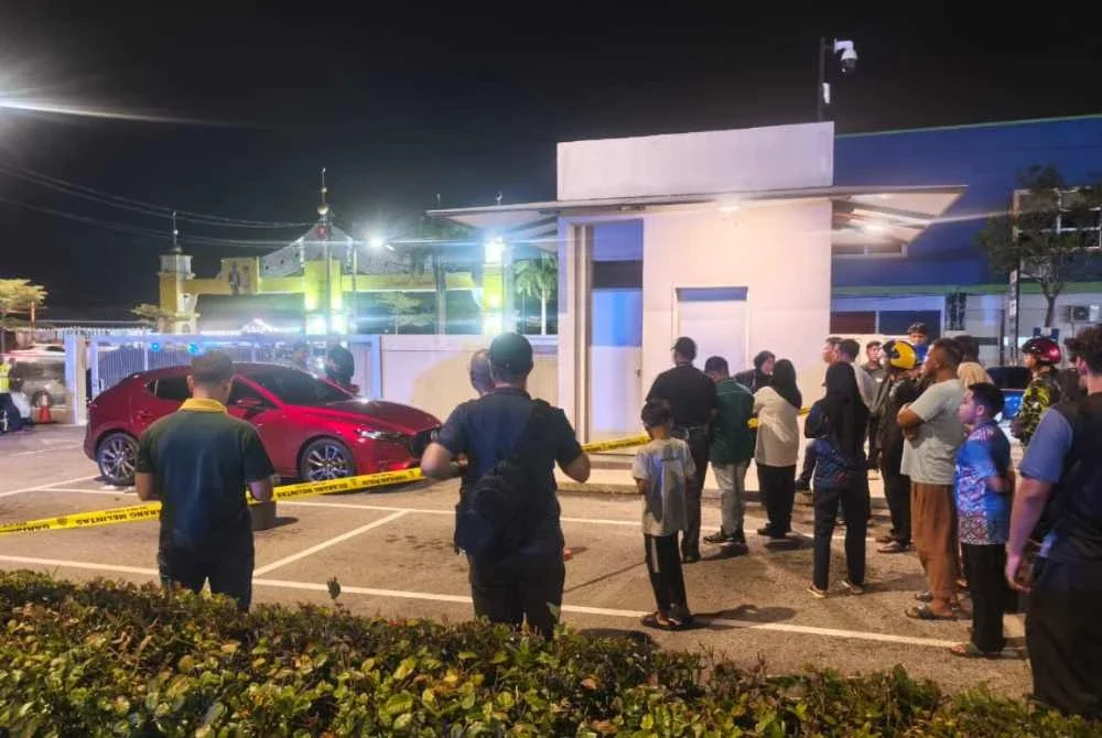Wanita ditikam di leher oleh seorang lelaki yang dikenali di hadapan sebuah restoran di Jalan Titi Gajah pada malam Ahad.