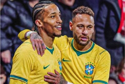 Neymar (kanan) berpotensi disenaraikan ke Piala Dunia apabila Brazil dilaporkan sanggup mengorbankan Joao Pedro. Foto: Agensi