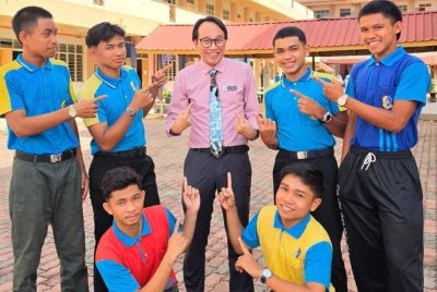 Hubungan rapat antara Sir Asai (tengah) dengan pelajar di sekolah. - Foto: Sir Asai