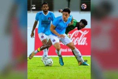 Kedua-dua pasukan mempamerkan aksi seimbang pada separuh masa pertama. Foto MFL