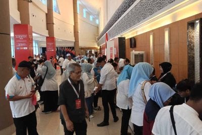 Suasana di luar dan dalam Persada Johor sibuk sejak pagi dengan kehadiran perwakilan serta penyokong Pakatan Harapan.