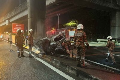 Pemandu dipercayai gagal mengawal kenderaan sebelum terbabas dan melanggar tembok tiang di sebelah kiri jalan awal pagi Ahad.