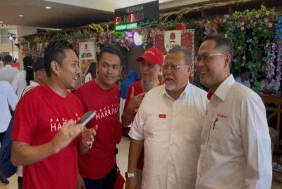 Aminolhuda (dua dari kanan) di Persada Johor. 