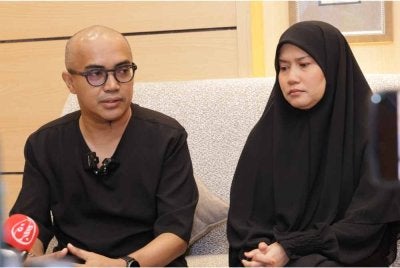 Ezad Lazim dan isteri Zeana Ramli mengakui perjalanan untuk menjadi tetamu ALLAH menuntut kesabaran, usaha dan kesungguhan seperti jemaah lain. Foto TH