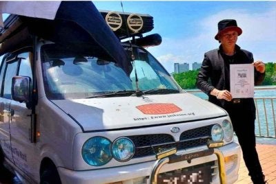 Jack Voon disamping kereta kebanggaan menunjukkan sijil pengiktirafan MBOR yang diterima.