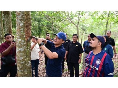 Manndzri (kanan) melihat demonstrasi penorehan oleh Esa (tengah) dalam lawatan beliau ke RSSB Sekijang