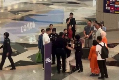 Tular video memaparkan seorang wanita bertindak agresif di Pintu Pelepasan Antarabangsa C, Terminal 1 Lapangan Terbang Antarabangsa Kuala Lumpur (KLIA).