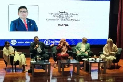 Naharudeen (dua dari kiri) ketika bercakap dalam Forum “Respect vs Fear: Shaping Positive Traditions in SBPs Without Crossing Into Bullying di Perpustakaan Raja Tun Uda, Shah Alam pada Ahad.