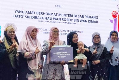 Sabariah menyerah sumbangan pembukaan simpan SSPN kepada seorang ibu menerusi inisiatif Permata Makmur pada
Sambutan Hari Ibu Peringkat Negeri Pahang 2026 anjuran Lembaga Penduduk dan Pembangunan Keluarga Negara (LPPKN) yang diadakan di Tanjung Lumpur pada Ahad. 