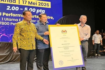 Presiden Parti Bersama Malaysia (MU), Tan Gin Theam (kanan) menyerahkan sijil pendaftaran parti itu kepada Ahli Parlimen Pandan, Datuk Seri Rafizi Ramli dan Ahli Parlimen Setiawangsa, Nik Nazmi Nik Ahmad sebagai platform baharu hala tuju politik bagi kedua-dua bekas menteri itu.