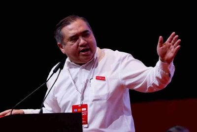 Menteri Pengangkutan merangkap Setiausaha Agung DAP, Loke Siew Fook berucap pada Konvensyen Pakatan Harapan 2026 di Pusat Konvensyen Antarabangsa Persada pada Ahad. Foto Bernama. 