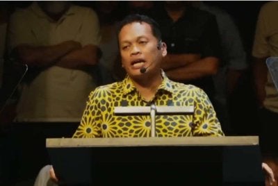 Nik Nazmi ketika menyampaikan ucapan pengumuman hala tuju politiknya di Petaling Jaya pada Ahad.