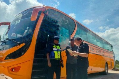 Bas sekolah disita kerana disyaki menyalahgunakan permit.