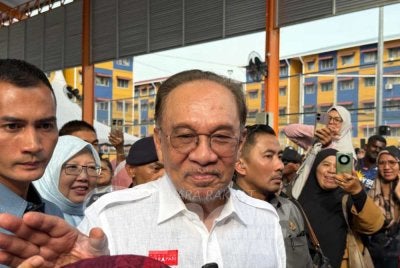 Anwar hadir di Majlis Ramah Mesra Bersama Rakyat di Dewan Terbuka, Desa Mutiara Tebrau pada petang Ahad.
