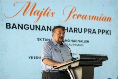 Menteri Kewangan II, Datuk Seri Amir Hamzah Azizan menyampaikan ucapan pada Majlis Perasmian dan Penyerahan Blok Tambahan Kelas Prasekolah Program Pendidikan Khas Integrasi (PPKI) di Sekolah Kebangsaan Tan Sri Awang Had Salleh di sini hari ini. Foto Bernama