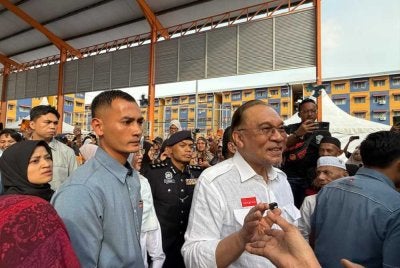 Anwar ketika hadir pada Majlis Ramah Mesra Bersama Rakyat di Dewan Terbuka Desa Mutiara Tebrau hari ini.