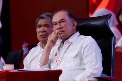 Perdana Menteri merangkap Pengerusi Pakatan Harapan (PH), Datuk Seri Anwar Ibrahim (kanan) mendengar ucapan pada Konvensyen Pakatan Harapan 2026 di Pusat Konvensyen Antarabangsa Persada, hari ini. Foto Bernama 