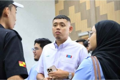 Danish Hairudin (tengah) 