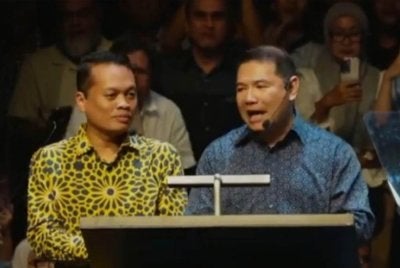 Rafizi (kanan) dan Nik Nazmi (kiri) ketika membuat pengumuman untuk mengosongkan kerusi parlimen masing-masing.