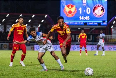 Pemain Selangor FC, Alvin Fortes (tiga, kiri) diasak pemain PDRM FC Amir Saiful Badeli (dua, kiri) pada saingan Liga Super di Stadium Majlis Bandaraya Petaling Jaya. Foto Bernama