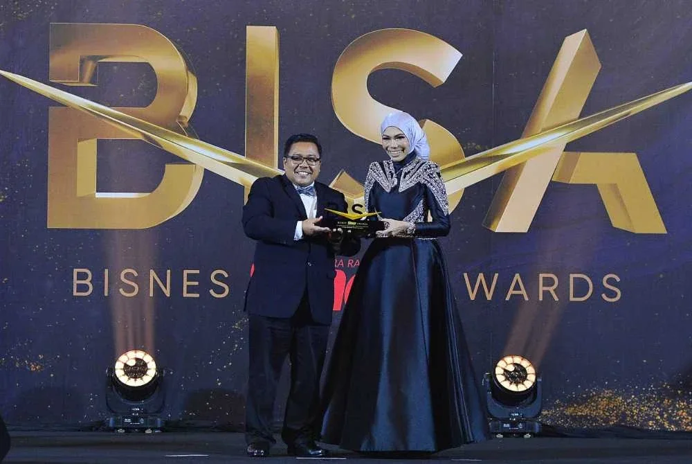 Riza (kanan) menerima Anugerah Ikon Pelancongan Gastronomi Warisan, Bisnes Sinar Awards (BISA) 2026.