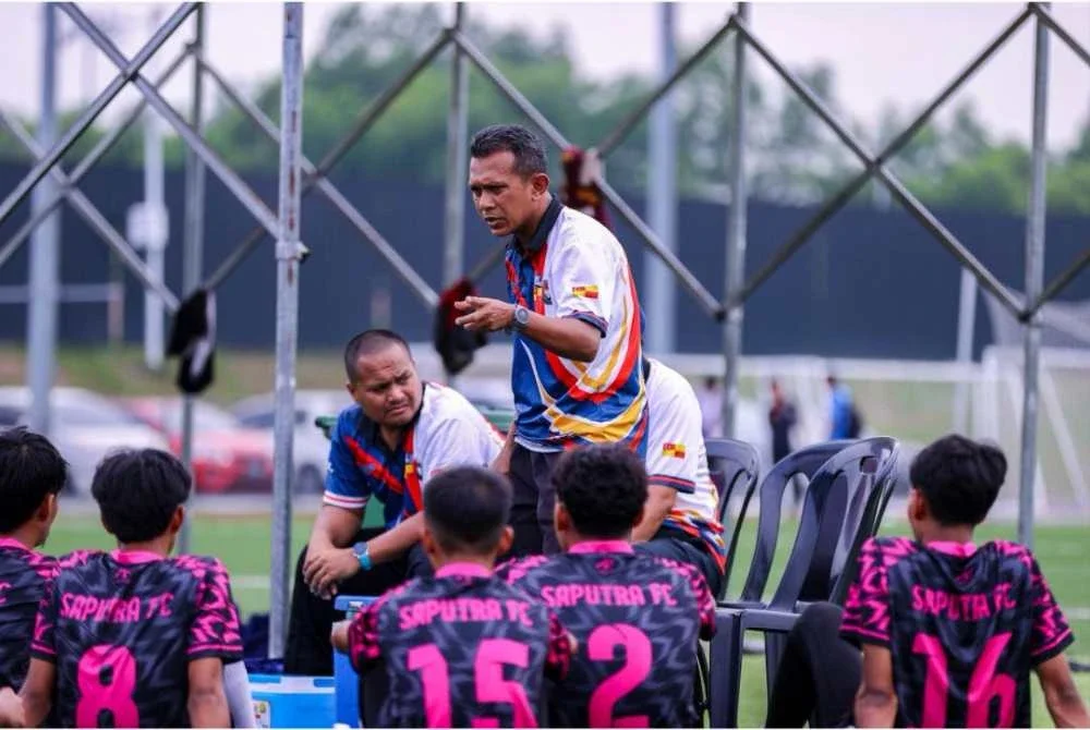 Asrul ketika memberikan arahan kepada para pemain SMK Bandar Saujana Putra.