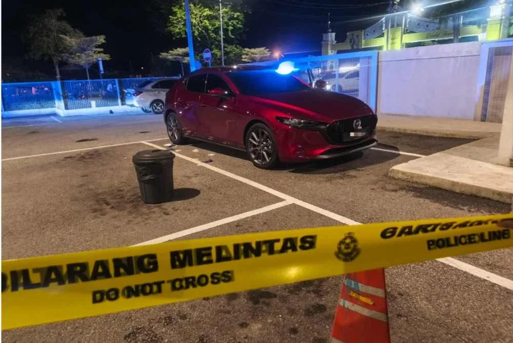 Mangsa dipercayai ditikam di dalam kereta jenis Mazda 3.