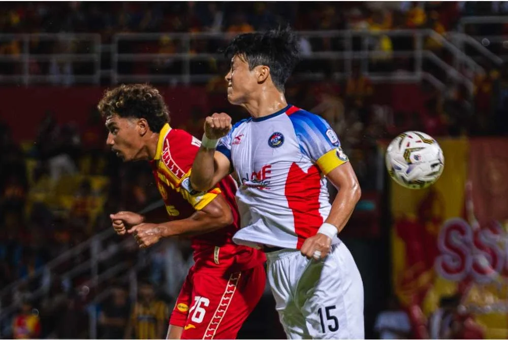 Pemain Selangor FC, Aliff Izwan Yuslan (kiri) diasak oleh pemain PDRM FC, Taesu Park pada saingan Liga Super di Stadium Majlis Bandaraya Petaling Jaya pada Ahad. Foto Bernama