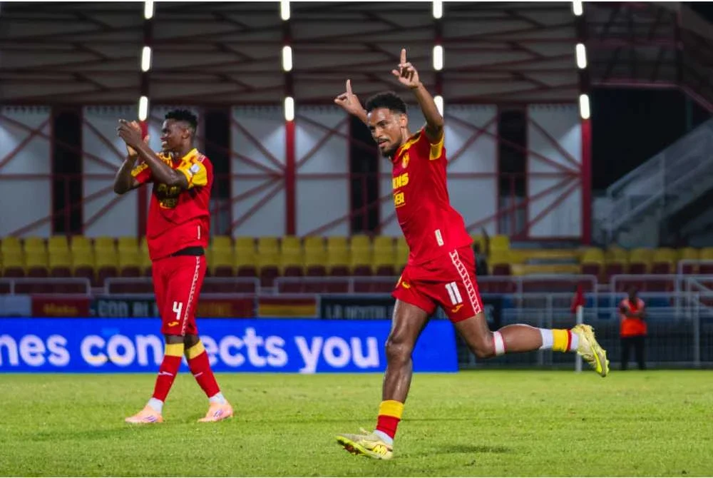 Pemain Selangor FC, Alvin Fortes (kanan) meraikan kejayaannya menjaringkan gol pada saingan Liga Super di Stadium Majlis Bandaraya Petaling Jaya pada Ahad. Foto Bernama