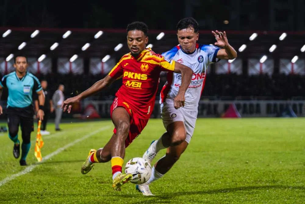 Pemain Selangor FC, Alvin Fortes (dua, kanan) cuba melepasi pemain PDRM FC, Alif Naqiuddin Mohd Shouffi (kanan) pada saingan Liga Super di Stadium Majlis Bandaraya Petaling Jaya pada Ahad. Foto Bernama
