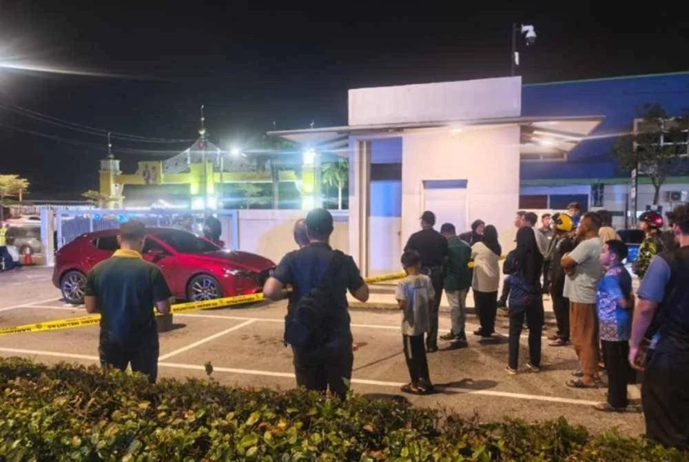 Wanita ditikam di leher oleh seorang lelaki yang dikenali di hadapan sebuah restoran di Jalan Titi Gajah pada malam Ahad.