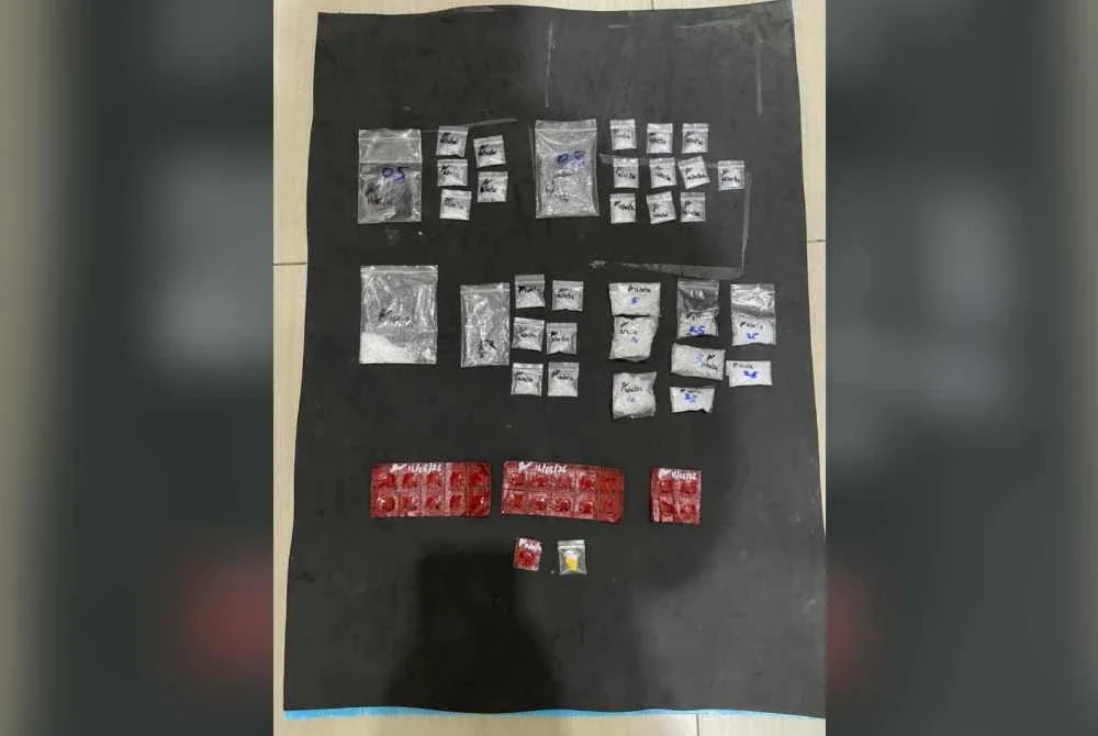 Antara rampasan dadah susulan penahanan dua lelaki termasuk penjawat awam di Serian pada Sabtu.