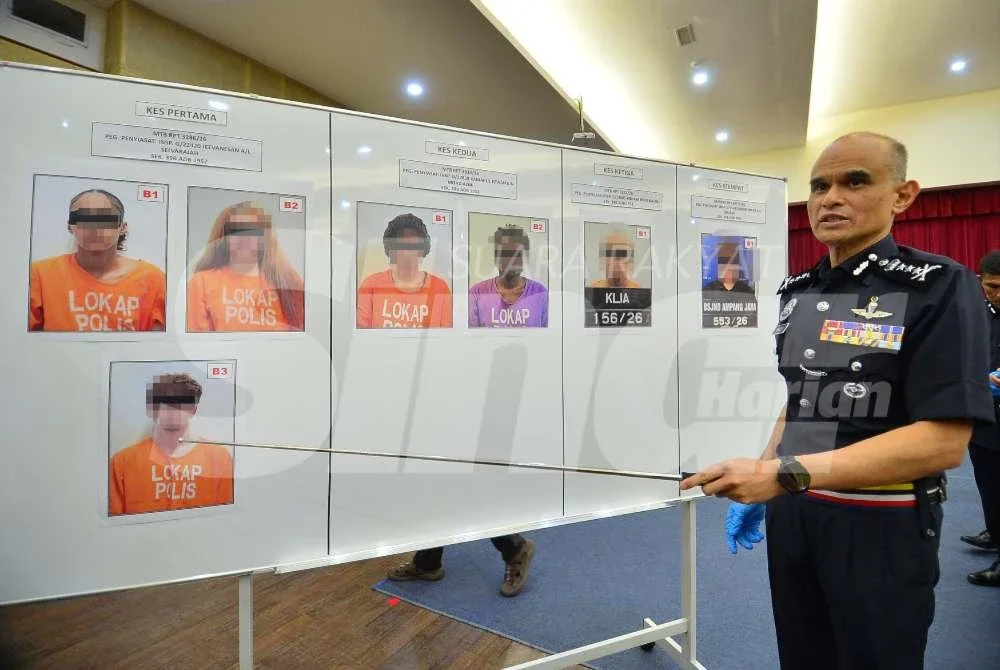 Shazeli menunjukkan tangkapan suspek kes penyeludupan dadah jenis bunga ganja di KLIA. Foto: ASRIL ASWANDI SHUKOR