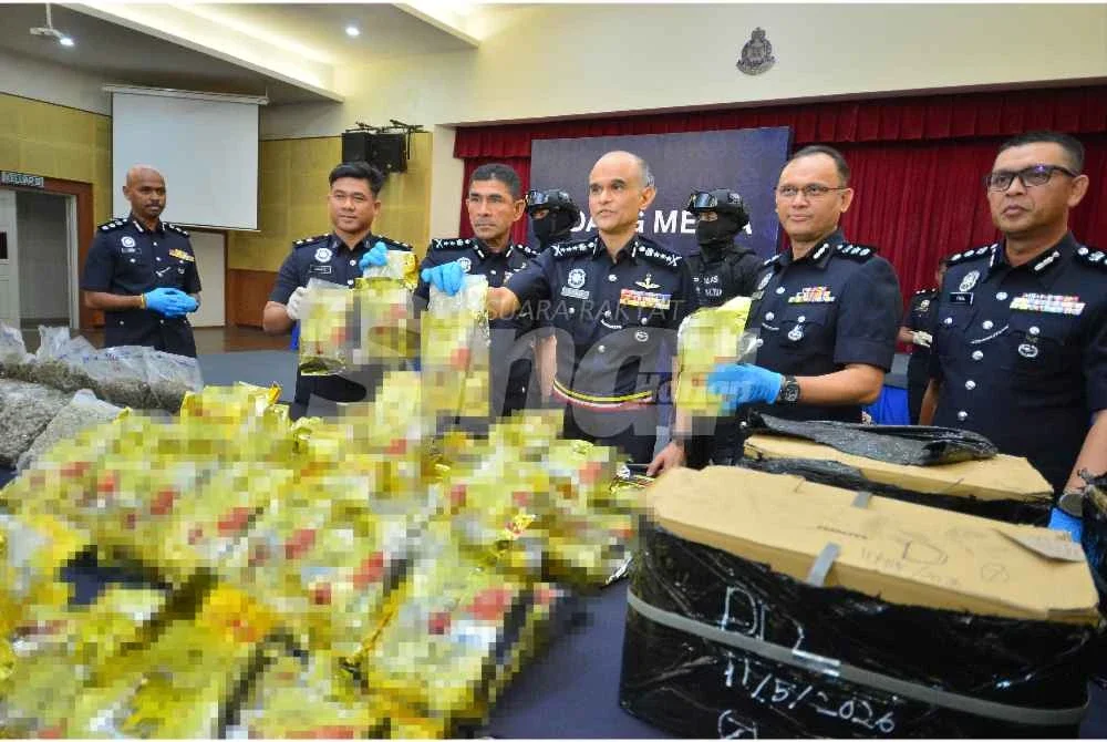 Shazeli (tengah) menunjukkan rampasan dadah jenis syabu yang dirampas dalam operasi di Ampang 11 Mei lalu. Foto: SINAR HARIAN/ASRIL ASWANDI SHUKOR