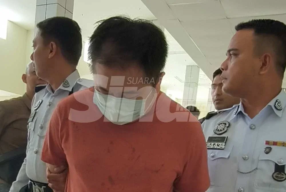 Low Kean Peng (tengah) dibawa ke Mahkamah Majistret Klang pada Isnin, bagi menghadapi satu pertuduhan memandu secara mabuk.