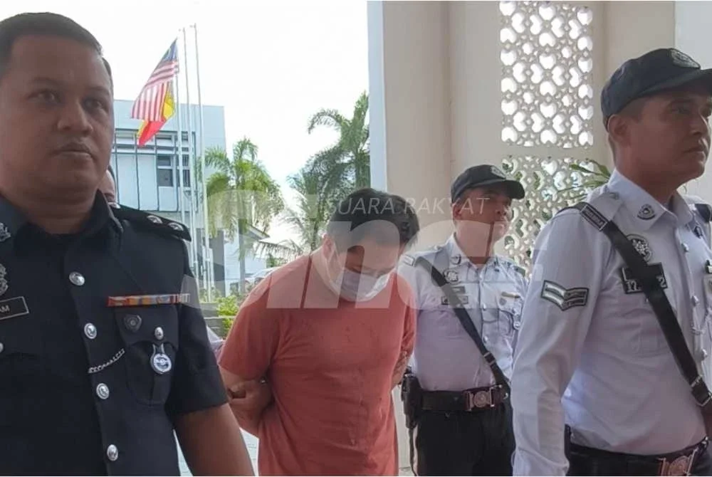 Low Kean Peng (tengah) dibawa ke Mahkamah Majistret Klang pada Isnin, bagi menghadapi satu pertuduhan memandu secara mabuk.