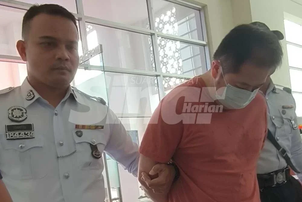 Low Kean Peng (tengah) dibawa ke Mahkamah Majistret Klang pada Isnin, bagi menghadapi satu pertuduhan memandu secara mabuk.
