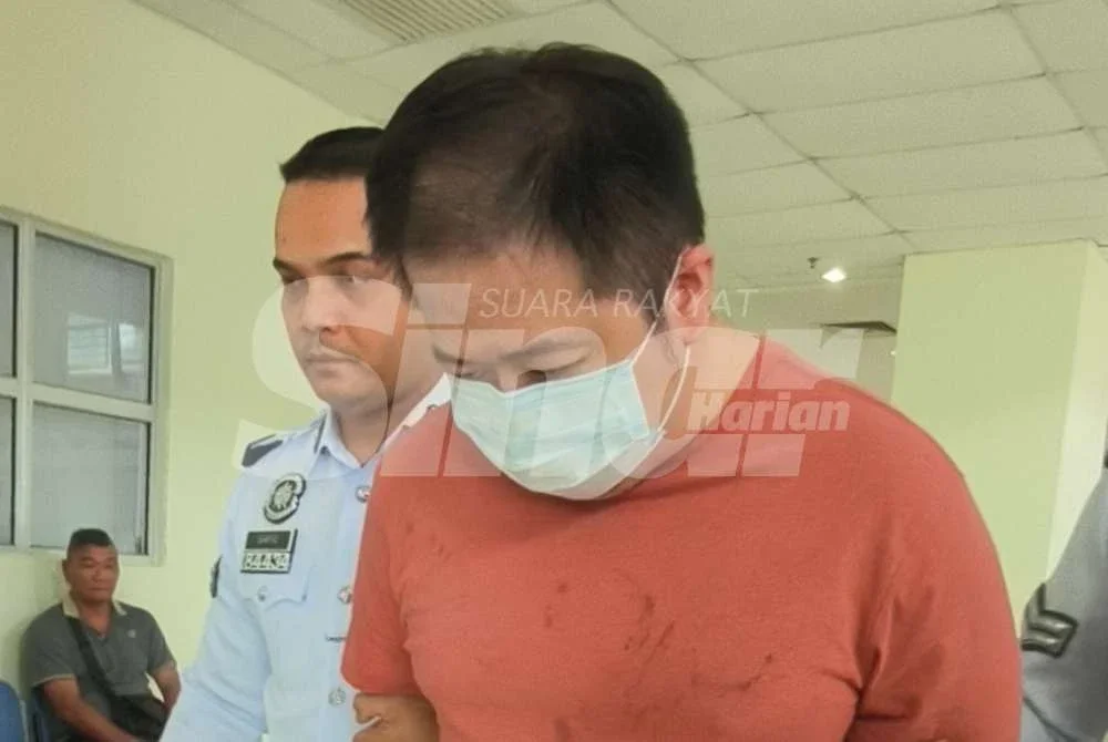Low Kean Peng (tengah) dibawa ke Mahkamah Majistret Klang pada Isnin, bagi menghadapi satu pertuduhan memandu secara mabuk.