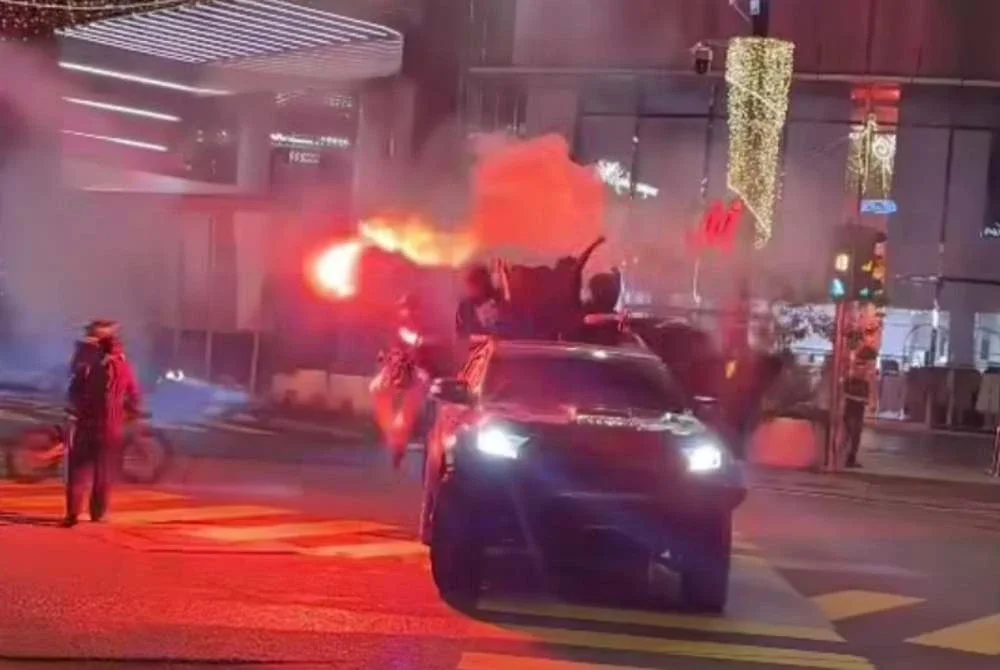 Video tular memaparkan sekumpulan individu membakar suar di Bukit Bintang pada Isnin.