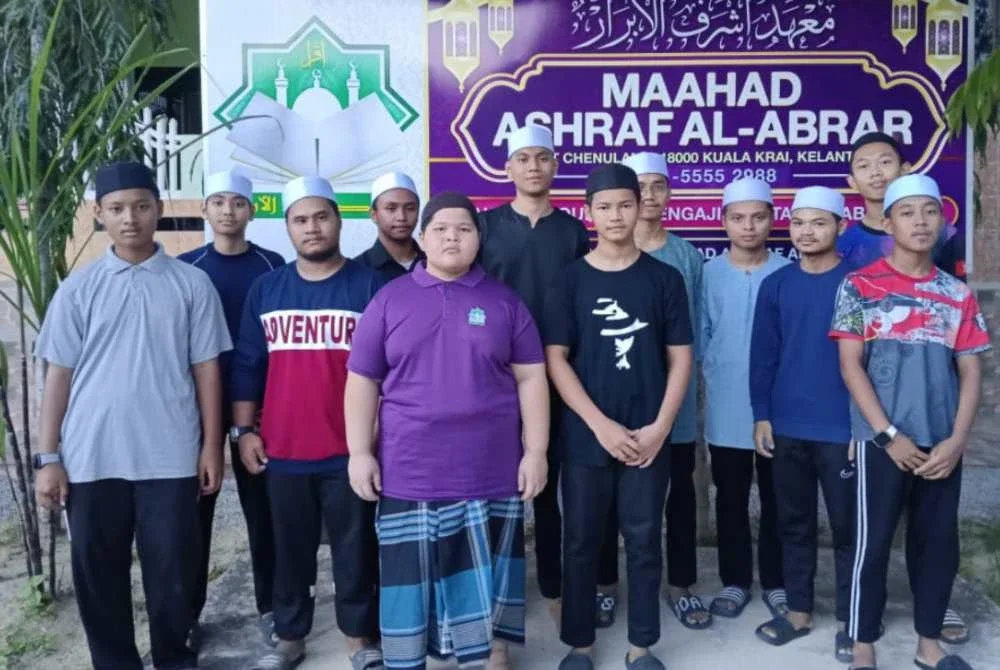 Sebahagian pelajar Maahad Ashraf Al-Abrar yang mengikuti pengajian hafazan al-Quran dan akademik di maahad berkenaan.