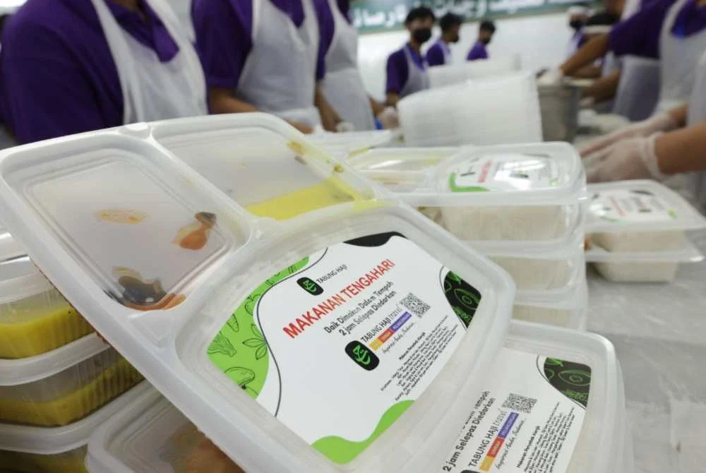 Persediaan makanan tengah hari dimulakan pada awal pagi bagi memastikan proses penyediaan, penghantaran dan kawalan keselamatan makanan berjalan lancar sebelum diedarkan ke hotel penginapan jemaah. Foto TH