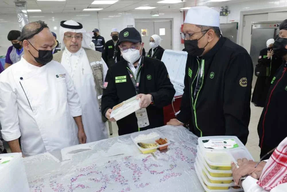 Aspek keselamatan makanan kekal menjadi keutamaan utama sepanjang operasi katering. Foto TH